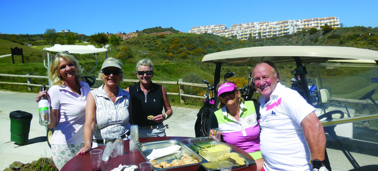 Christina bjuder hungriga golfare på underbar Gaspacho och tapas från restaurang La Leona i Los Boliches 