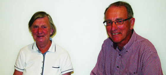 Öllegård och Bengt Nilsson med kreditkortet som de inte har kunnat använda i banken Öllegård och Bengt Nilsson med kreditkortet som de inte har kunnat använda i banken