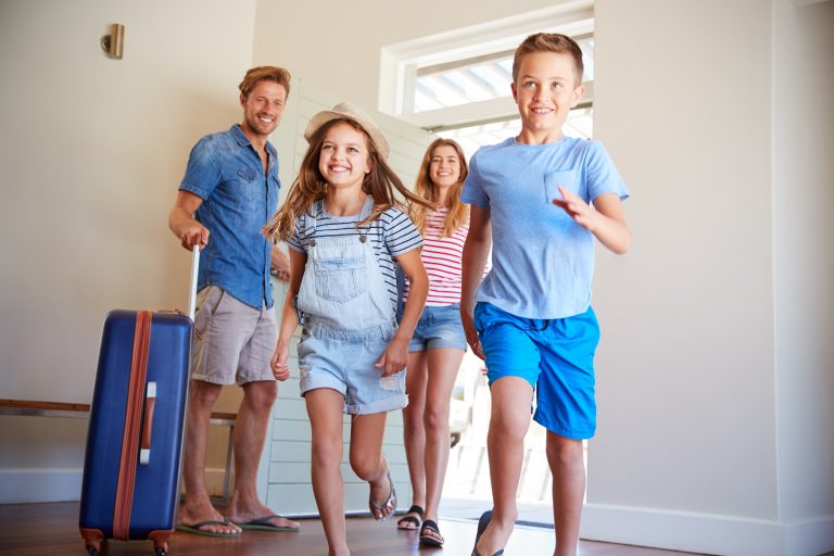 Family,Arriving,At,Summer,Vacation,Rental