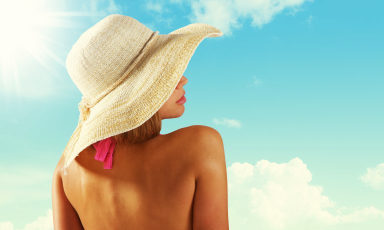 Fashionable,Woman,With,Straw,Hat,Protects,From,Sun