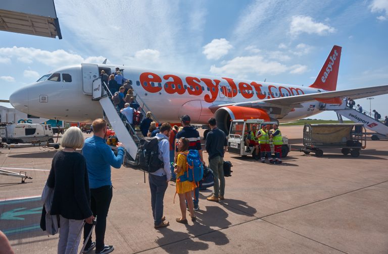 Bristol,uk:,20th,May,2018,-passengers,Queuing,And,Boarding,The,Easy