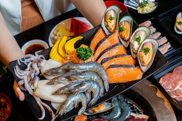 Seafood,Set,For,Grilling,In,A,Restaurant