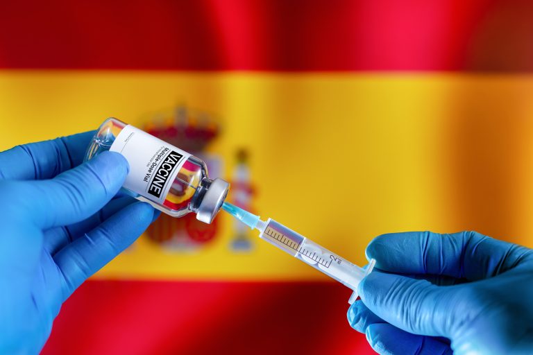 Doctor,Preparing,Vial,Of,Vaccine,Injection,For,The,Vaccination,Plan