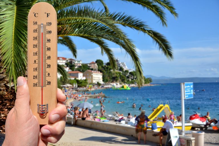 A,Thermometer,Scale,Shows,Extreme,High,Temperatures,During,A,Heat