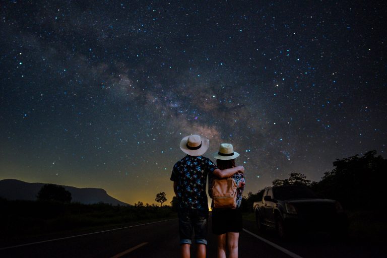 Young,Couples,,Asian,Travelers,Standing,Hugged,On,The,Paved,Road.