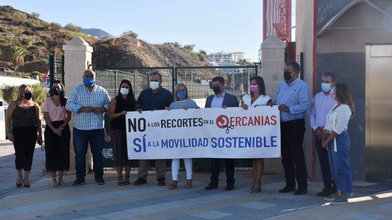 Representantes del PP en el apeadero de Cercanías en Carvajal, Fuengirola