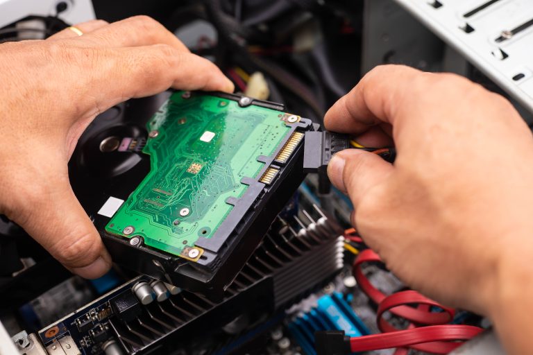 Hand,Of,Technician,Installing,A,Desktop,Hard,Drive,,check,And