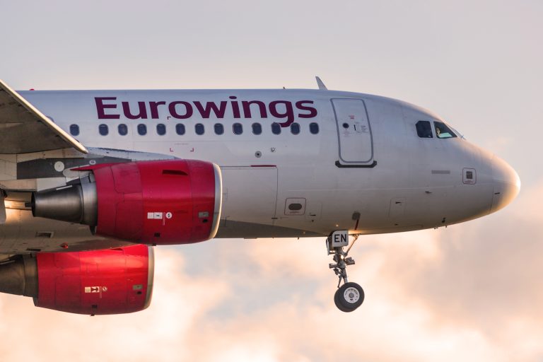 Tegel,,Berlin/germany,-,11,02,19:,Eurowings,Airplane,Landing,At