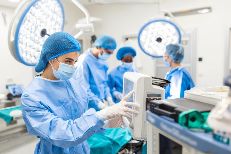 Anesthesiologist,Keeping,Track,Of,Vital,Functions,Of,The,Body,During