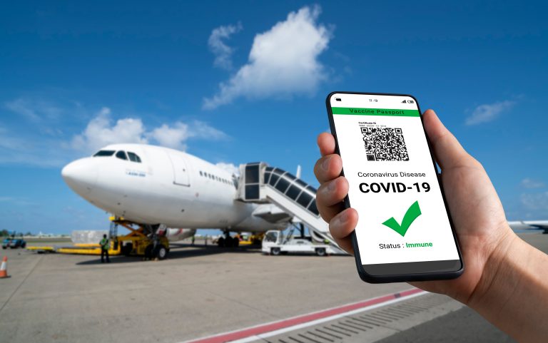 Traveler,Holds,Vaccine,Passport,Certificate,To,Show,Covid,19,Vaccination