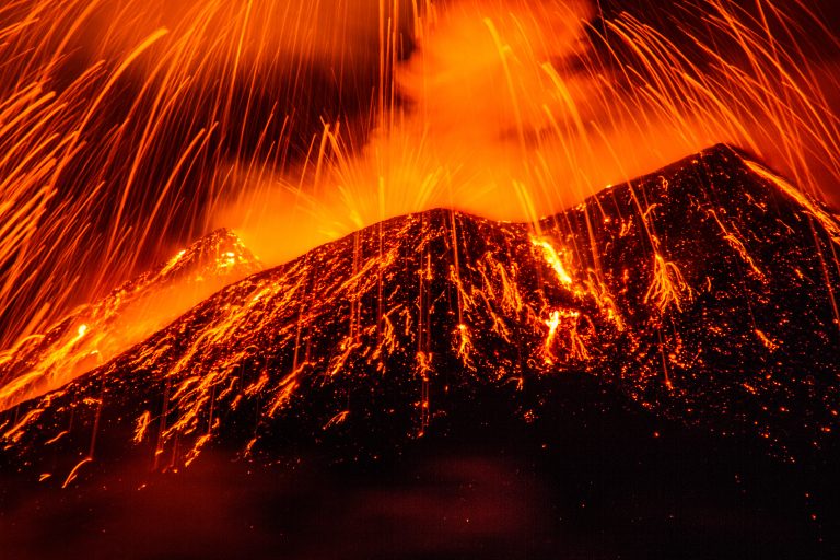 Mount,Etna,,Produced,Fountains,And,Explosions,Of,Lava