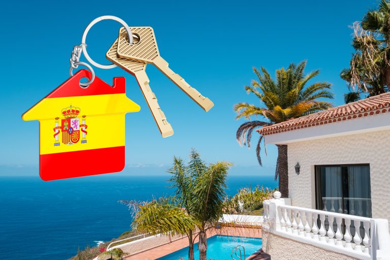 House,With,Swimming,Pool,,Palm,Trees,And,Ocean,Sea,View