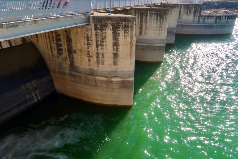 Beautiful,Water,Dam,In,El,Chorro,,Water,Reserve,With,Mountain