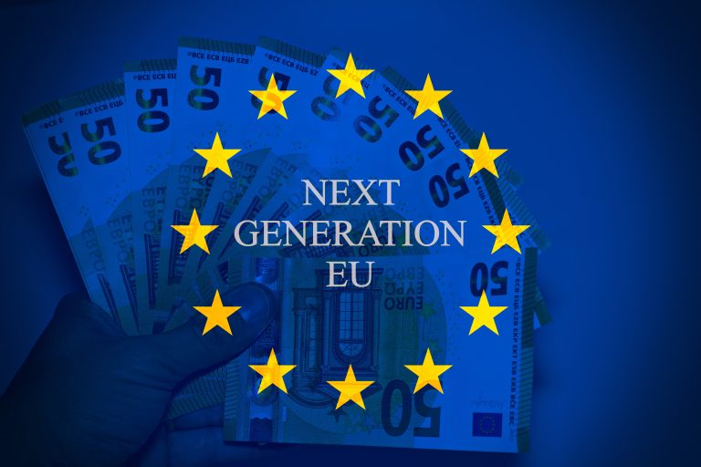 Hand,Holding,Banknotes,Of,50,Euros,With,European,Flag,And