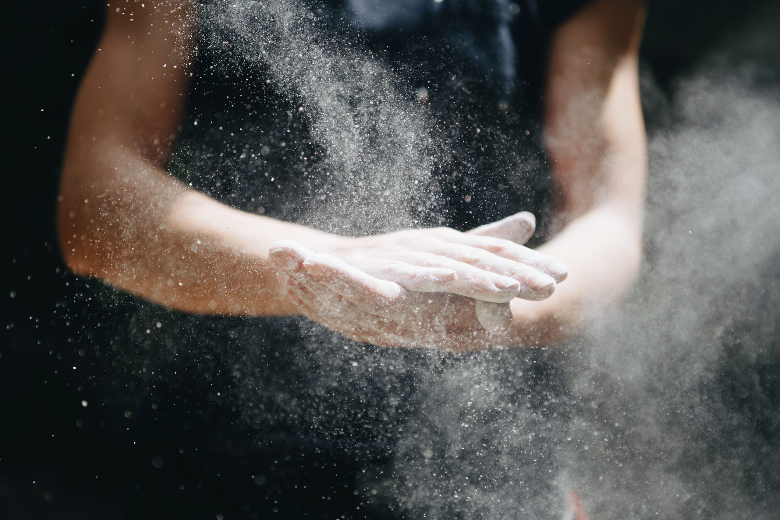 Climber,Woman,Coating,Her,Hands,In,Powder,Chalk,Magnesium.,Ready