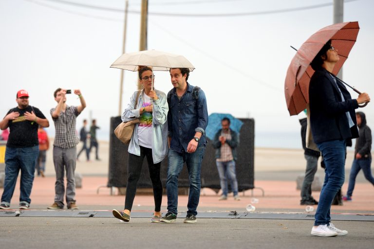 Barcelona,-,May,28:,People,With,Umbrellas,At,Heineken,Primavera