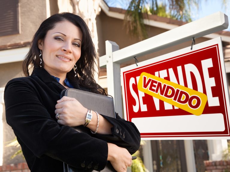 Proud,,Attractive,Hispanic,Female,Agent,In,Front,Of,Spanish,Vendido
