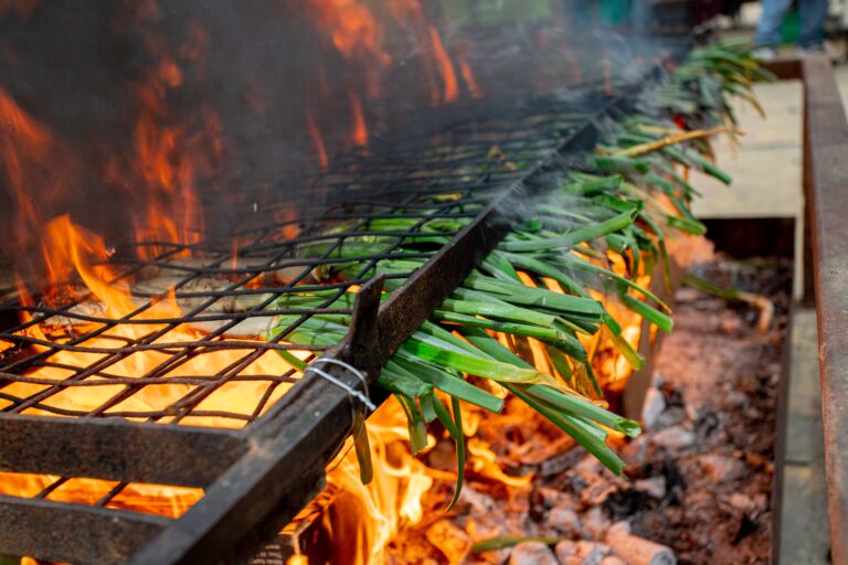 Burning,"calçots",,The,Traditional,Catalan,Sweet,Leeks,Grilled,On,Flames