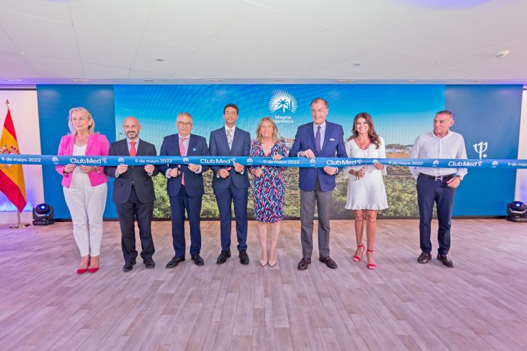 FOTO CORTE DE CINTA_Francisca Caracuel-Francisco Salas Ruiz- Manuel Muñoz Gutiérrez- Jihad Megharief-Ángeles Muñoz- Henri Giscard d’Estaing-Nuria Rodríguez Cubero-José Antonio Mena.