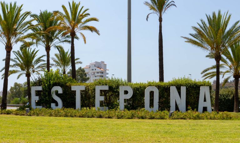Estepona,,Malaga/spain,-,08,20,2019:,Estepona,Sign,With,Palm