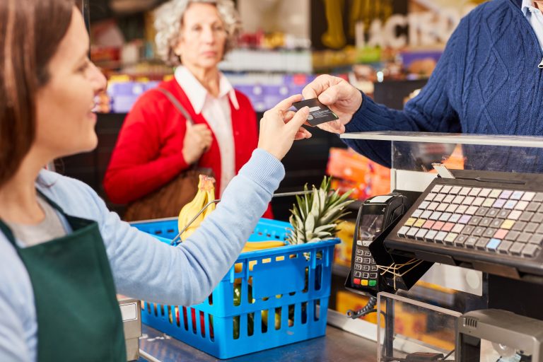 Customer,Pays,With,Credit,Card,Or,Customer,Card,At,Checkout