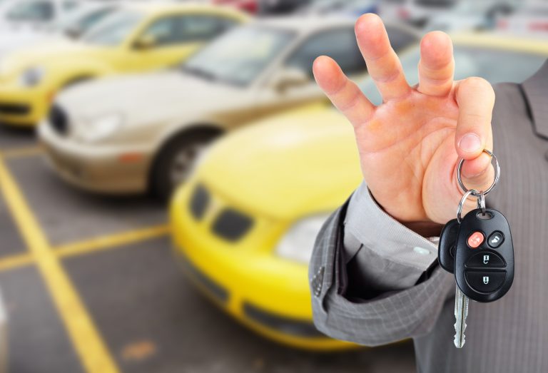 Dealer,Hand,With,A,Car,Key.