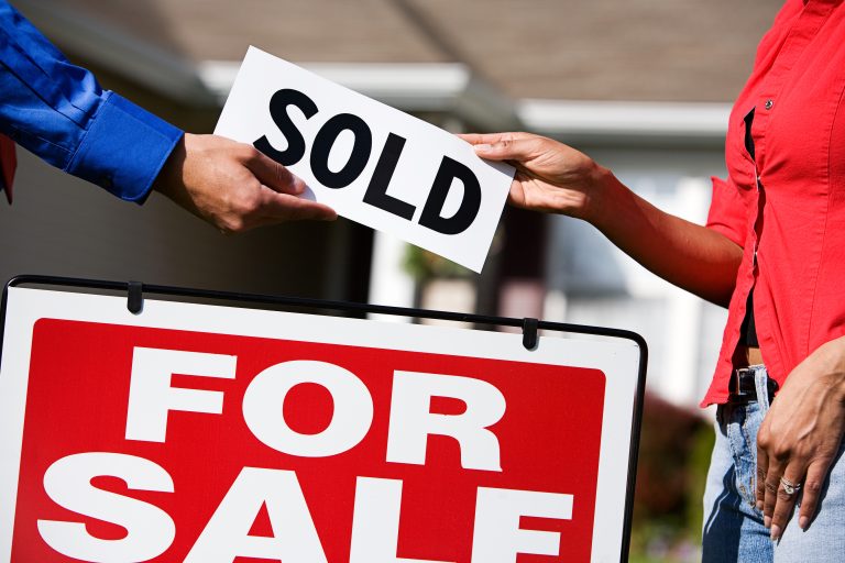 Real,Estate:,Agent,Giving,Buyer,Sold,Sign