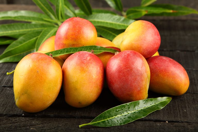 Fresh,Delicious,Sweet,Mangoes,On,A,Wooden,Background.