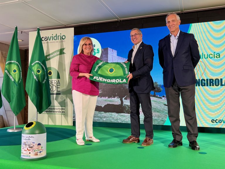 La alcaldesa, el secretario de Estado de Medio Ambiente y el director general de Ecovidrio posan con la Bnadera Verde