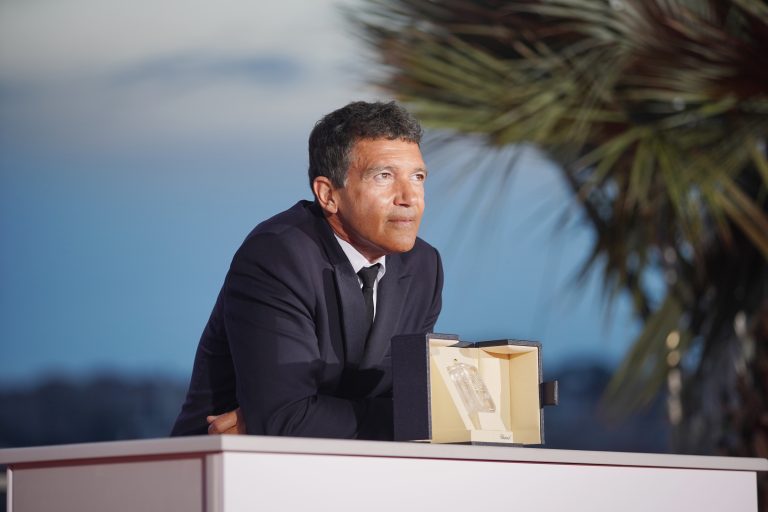 Antonio,Banderas,Poses;,During,The,Award,Winners,Photocall,At,The