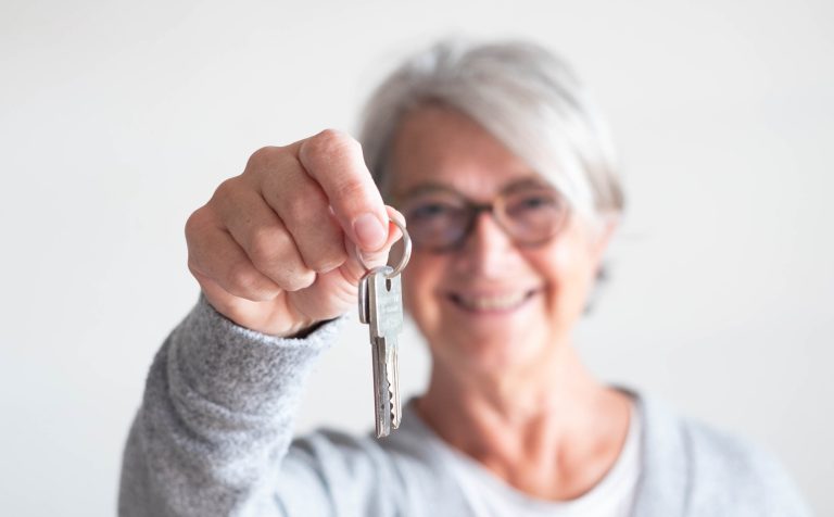 Close,Up,Of,Mature,Woman,Holding,A,Couple,Of,Keys