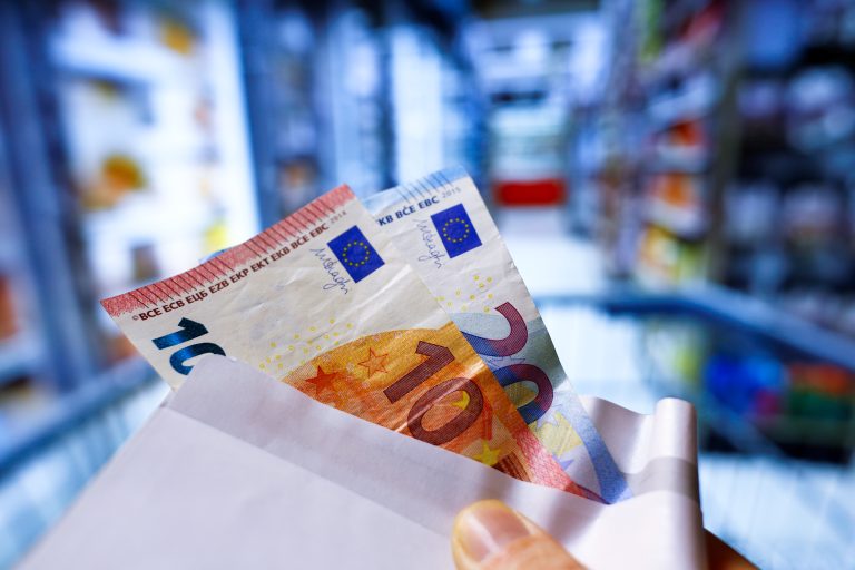 30,Euros,In,White,Envelope,With,Shopping,Cart,In,Supermarket