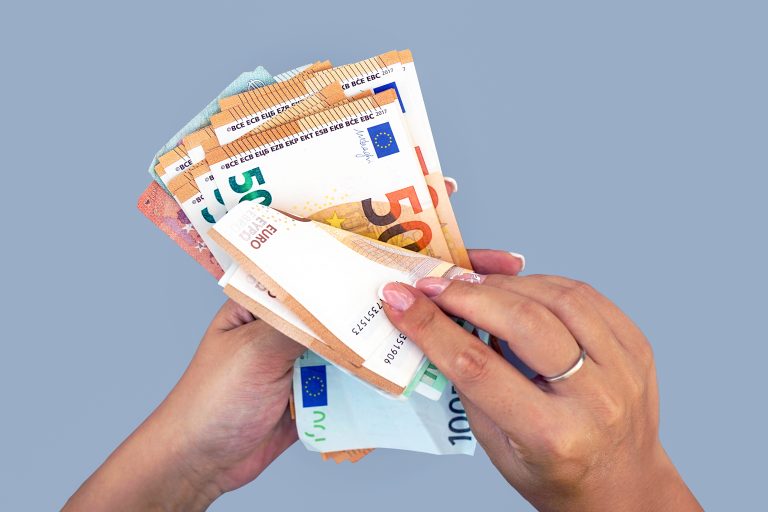 Woman,Hands,That,Consider,100,,50-euro,Bills.,In,The,Hands