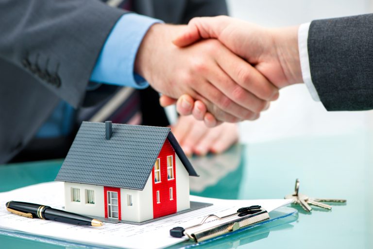 Estate,Agent,Shaking,Hands,With,Customer,After,Contract,Signature