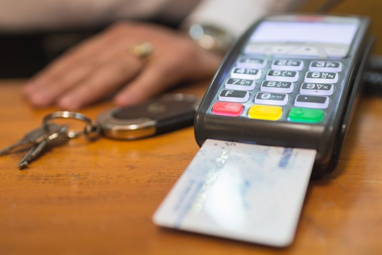 Hotel,Receptionist,Handing,Over,The,Keys,,Focus,On,Credit,Card