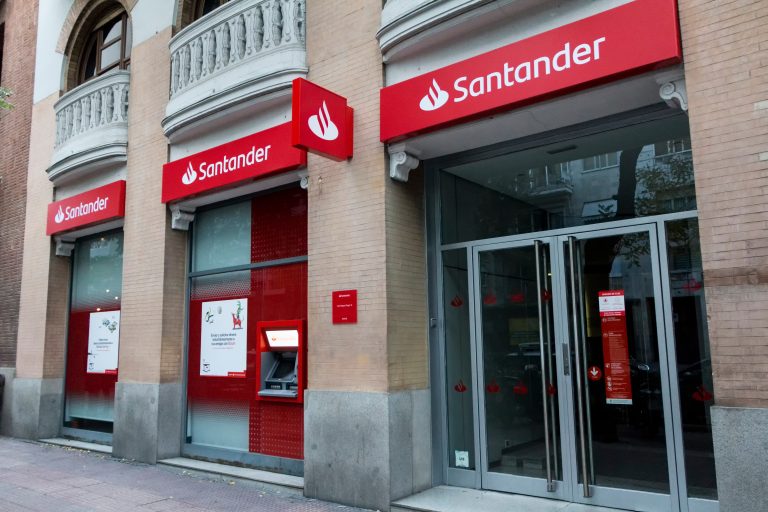 Madrid,,Spain,-,November,23,,2019.,Santander,Logo,On,Santander