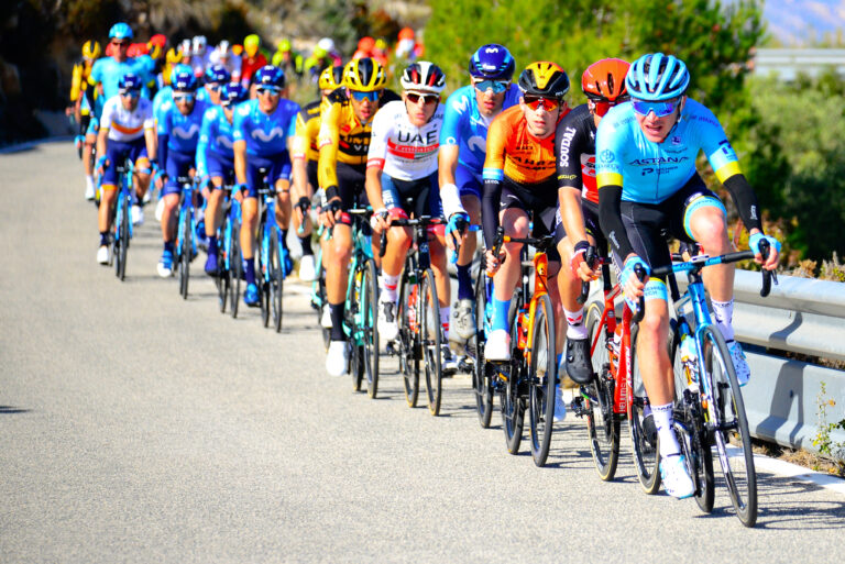 La,Muela,De,Millares,,Valencia,espana,The,Peloton,Climbs,The,Muela