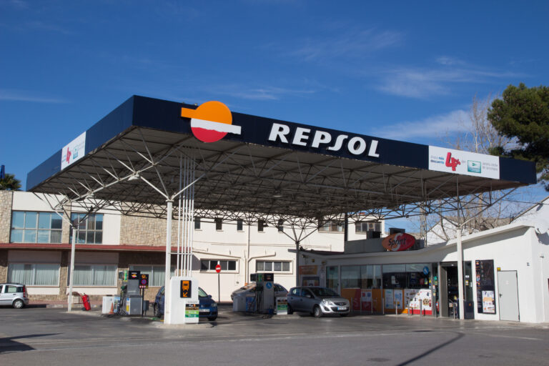 Valencia,,Spain,-,January,21,,2014:,A,Repsol,Gas,Station