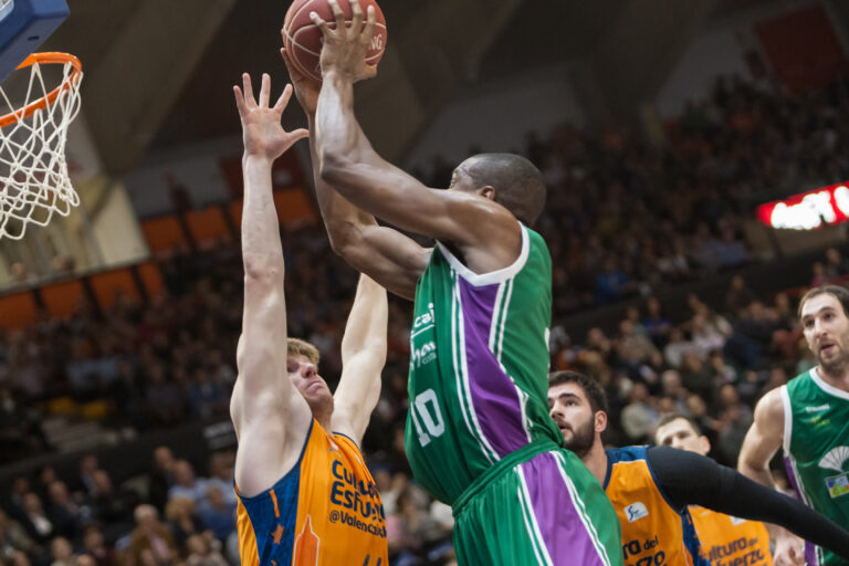 Valencia,,Spain,-,November,23:,Thomas,With,Ball,During,Spanish