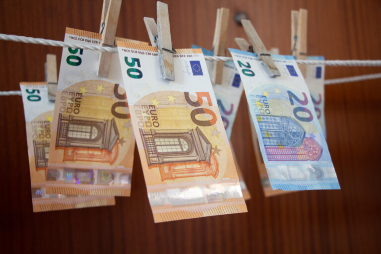 Falsario,Produces,Counterfeit,Euro,Banknotes