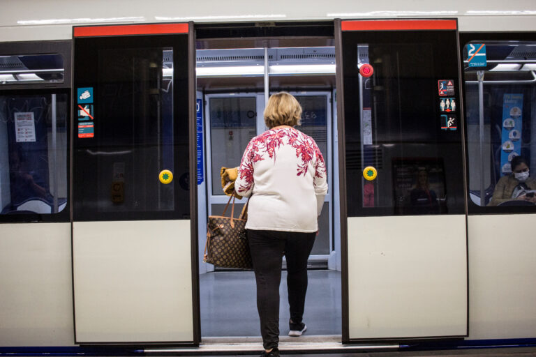Loading,And,Unloading,Of,Passengers,On,Madrid's,Underground