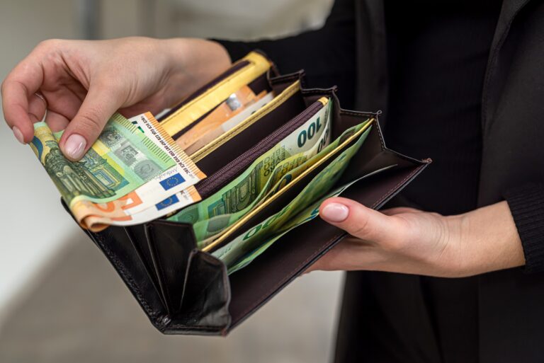 Hands,Of,A,Young,Stylish,Luxury,Woman,With,Beautiful,Eyes