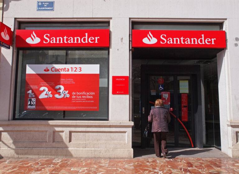 Valencia,,Spain,-,March,3,,2016.,Women,Coming,Into,Santander