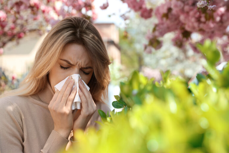 Woman,Suffering,From,Seasonal,Pollen,Allergy,Outdoors