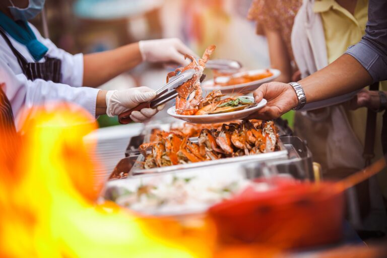 Chef,Cater,Cooking,Main,Dish,Crab,And,Shrimps,Bbq,Serving