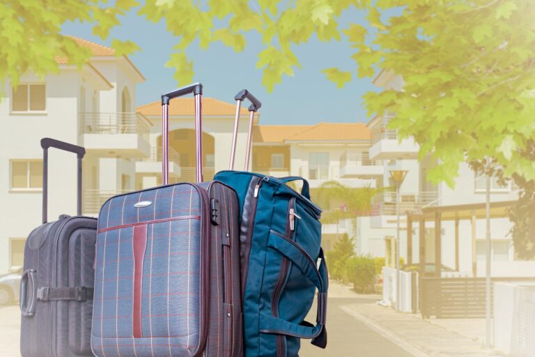 Travel,Bags,Near,Summer,Villa.,Suitcase,For,Tourists,With,Telescopic