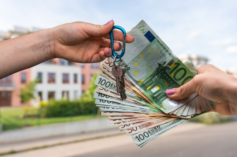 Real,Estate,Agent,Giving,House,Keys,To,A,New,Property