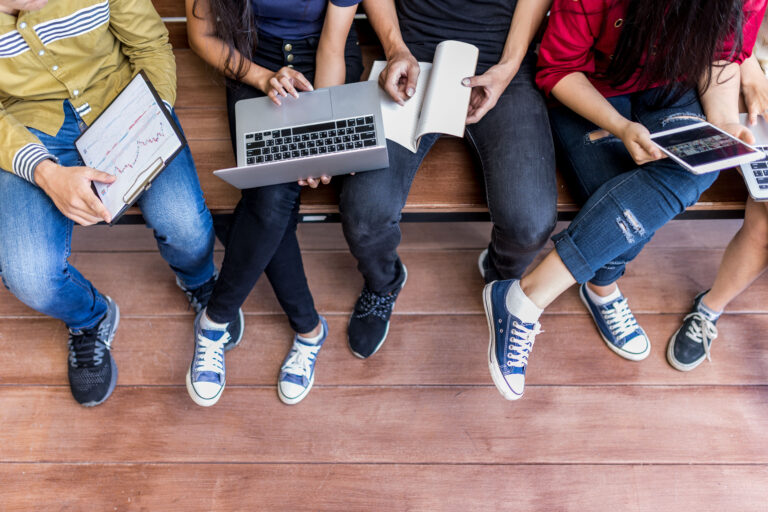 Young,Men,And,Women,Sitting,Relaxed,Use,Tablet,,computer,Notebook