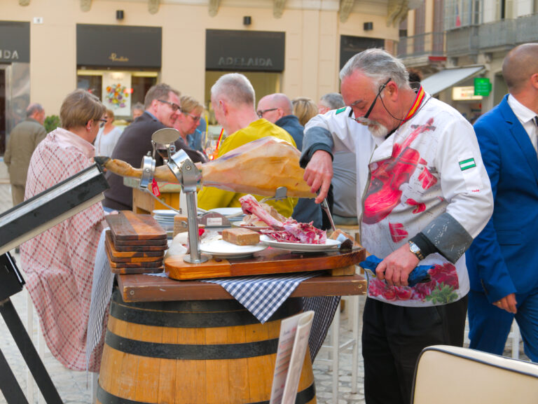 Malaga/spain,-,03-23-2019,:,Spanish,Waiter,Cutting,Slicing,Some,Ham