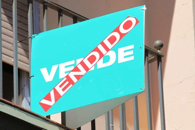 House,For,Sale,Sign,Crossed,By,Sold,Sign,Real,Estate